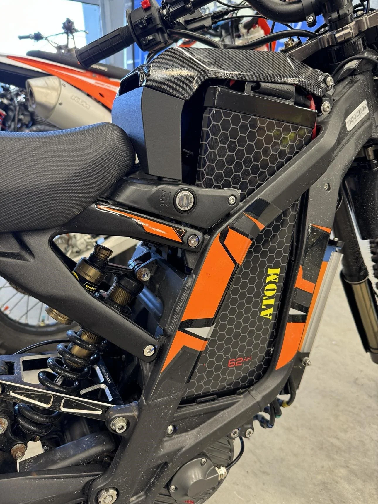 Electron Cycles Sur Ron Battery 72v 4464Wh 62Ah ATOM V2 26KW + Charger - View 2