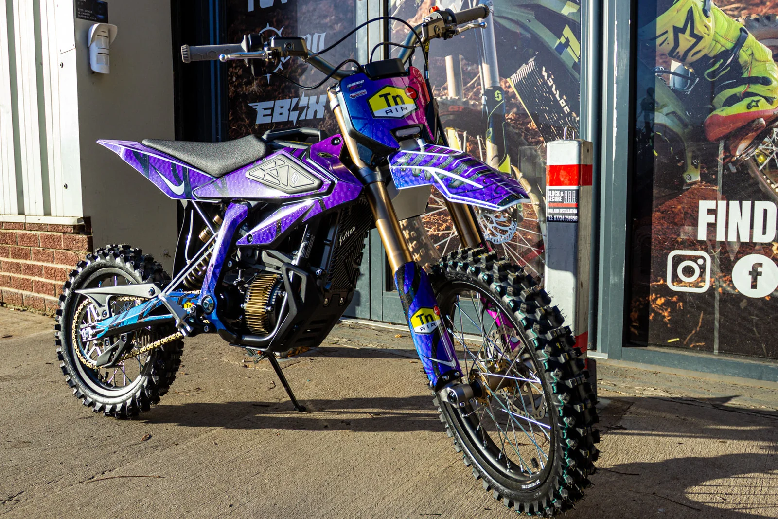 SUR RON HYPER BEE NIKE TN GRAPHICS KIT