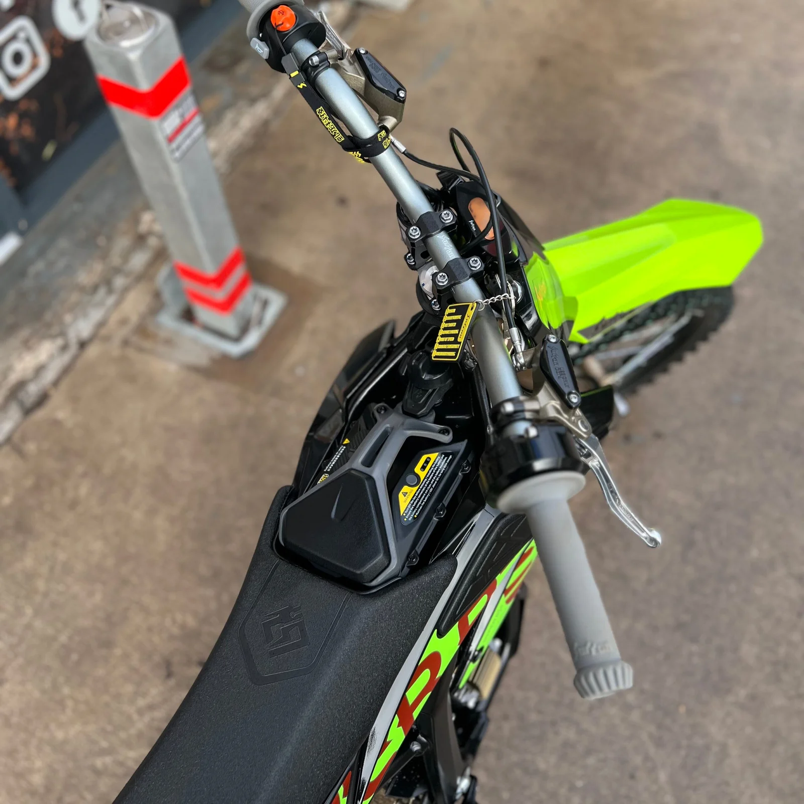 USED SUR RON HYPER BEE GREEN BIG WHEEL - View 4