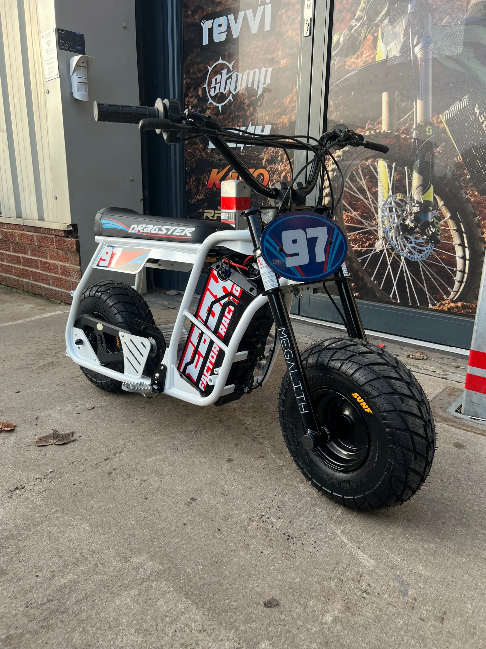 USED WHITE EBOX DRAGSTER
